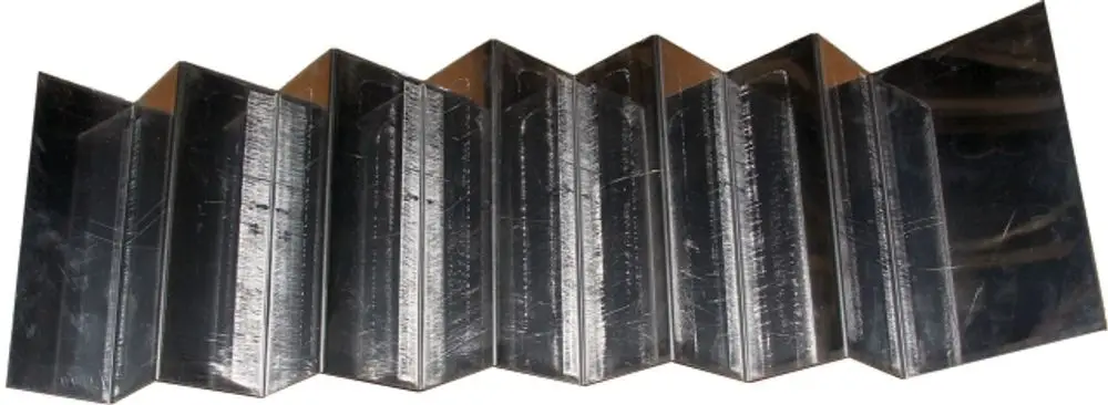 Turbolator aus Metall, bestehend aus mehreren gefalteten Platten, zur Verwendung in Produkten der Marke Wolf. Eignet sich zur Luftstromverbesserung.